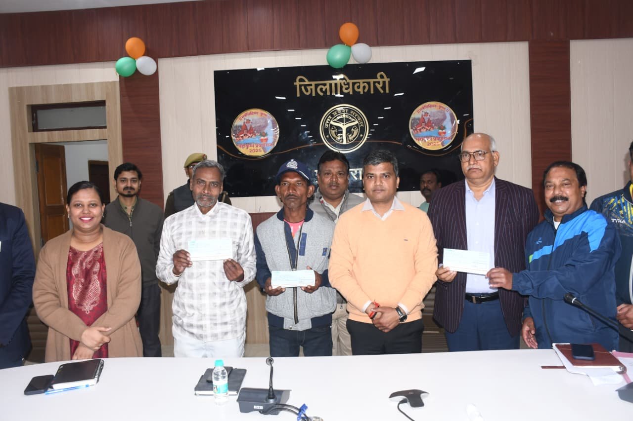 जिलाधिकारी ने पायलटों की जान बचाने का अतिसराहनीय कार्य करने वाले श्री पंकज सोनकर, श्री लाल साहब निषाद एवं श्री आलोक यादव को प्रोत्साहन स्वरूप रू0 1,00,000/- की धनराशि भेंट कर किया सम्मानित