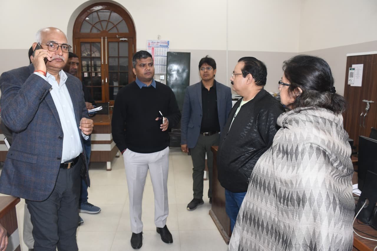 जिलाधिकारी के औचक निरीक्षण में कलेक्ट्रेट के विभिन्न अनुभागों के 38 कर्मचारी मिले अनुपस्थित, स्पष्टीकरण प्राप्त करने व 1 दिन का वेतन रोकने के दिए निर्देश