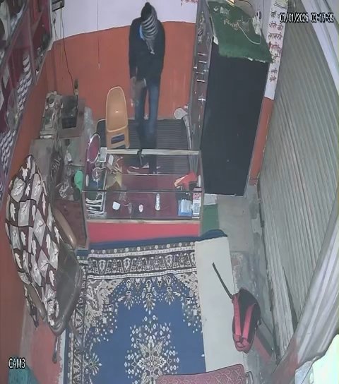 नए साल पर दो सराफा दुकान का चोरों ने शटर तोड़कर किया लाखों की चोरी, चोर सीसीटीवी कैमरा मे कैद