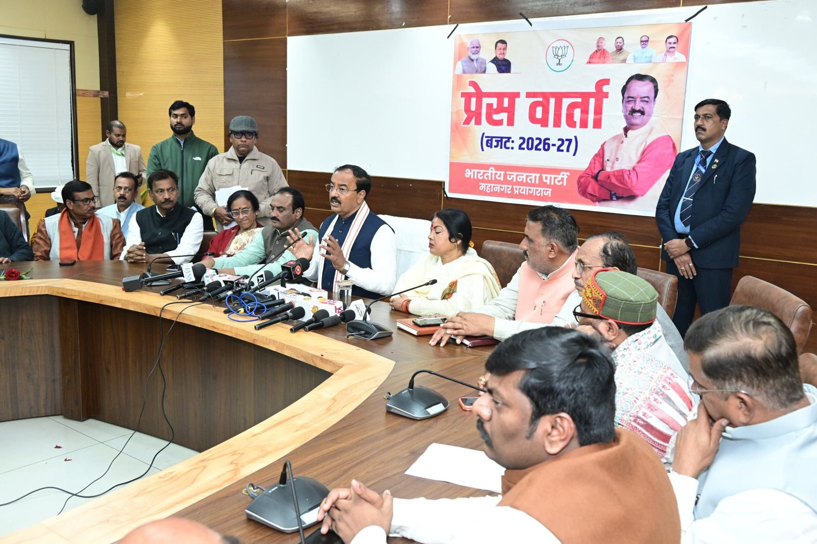 केशव प्रसाद मौर्य मंगलवार को सर्किट हाउस, प्रयागराज में मा. जनप्रतिनिधिगणोँ के साथ बैठक कर केंद्रीय बजट 2026-27 पर किया प्रेस  वार्ता